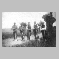 080-0004 Fuenf Herren ruhen sich aus. Sicher ist ihre Arbeit, das Reinigen der Strassengraeben, sehr anstrengend.jpg